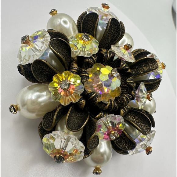 Unsigned Schiaparelli gold tone aurora borealis AB margarita faux pearls brooch - Picture 4 of 9